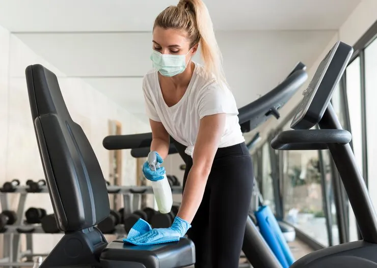 woman-with-medical-mask-cleaning riverdaledirtbusters